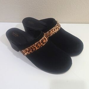 🌾 CROCS SARAH SUEDE LEOPARD CLOGS